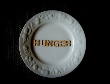 Whoite plate with the word hunger on