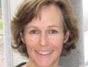 Headshot of Dr Sarah R Anderson.