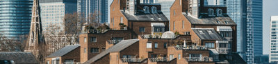 Old and new buildings against eachother in a city