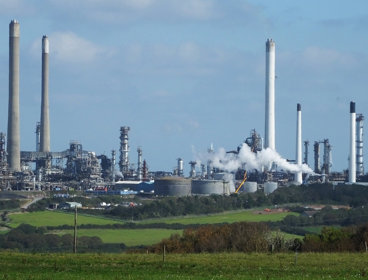 Image of Milford Haven oil refinery in Wales